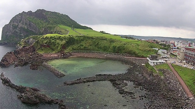 Seongsanilchulbong(悬崖)和大海的景色视频素材