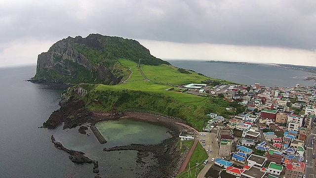 Seongsanilchulbong(悬崖)和大海的景色视频素材