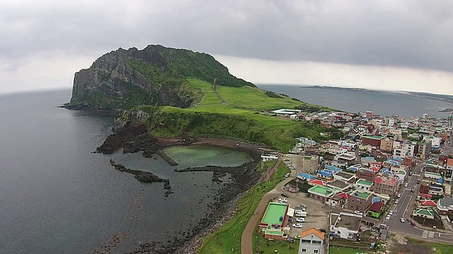 Seongsanilchulbong(悬崖)和大海的景色视频素材