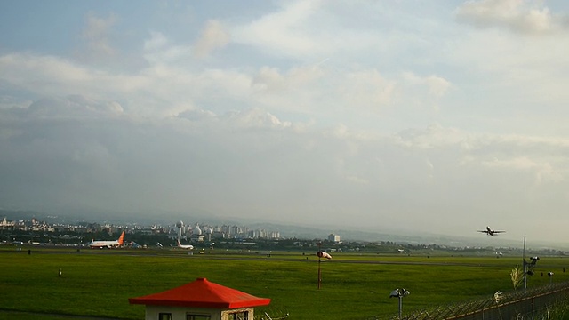 飞机从济州岛机场起飞视频素材