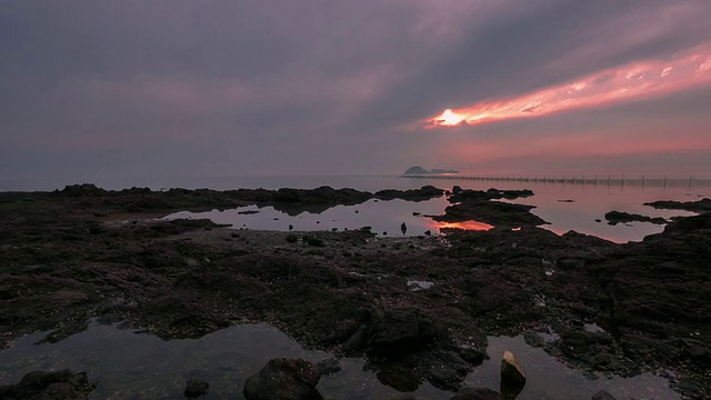 在Yeongjong-do地区的泥滩看日落视频素材