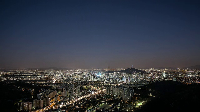 从白天到晚上，南山大厦周围的市区景观视频素材