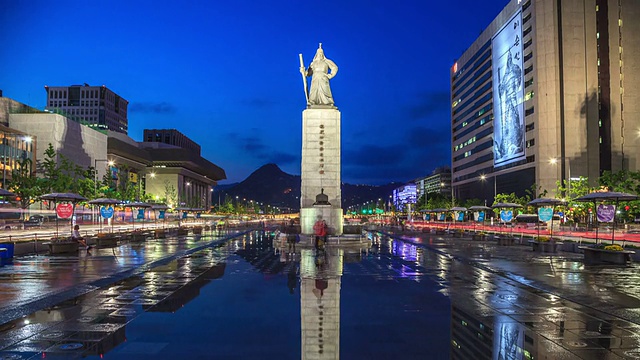 夜景的李舜臣(朝鲜海军指挥官，以他的胜利对日本海军)铜像在光华门广场视频素材