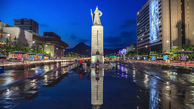 夜景的李舜臣(朝鲜海军指挥官，以他的胜利对日本海军)铜像在光华门广场视频素材