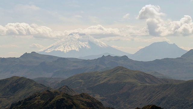 厄瓜多尔科托帕希火山，前景是崎岖的安第斯风景，从帕帕拉塔附近的东部科迪勒拉山脉的山顶观看。视频素材