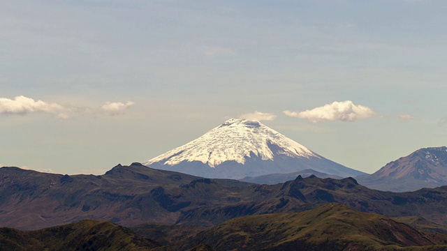 厄瓜多尔科托帕希火山，前景是崎岖的安第斯风景，从帕帕拉塔附近的东部科迪勒拉山脉的山顶观看。视频素材