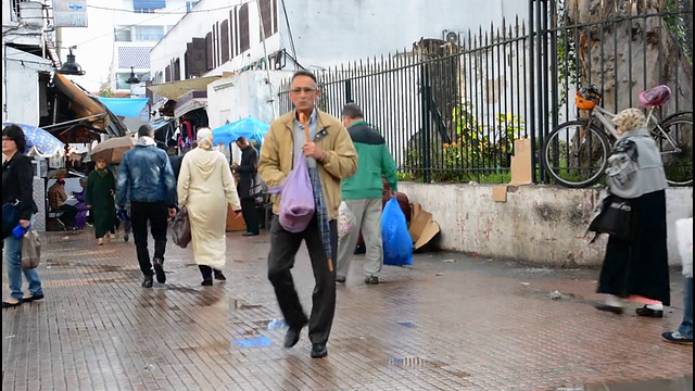 摩洛哥主要麦地那的拉巴特当地人雨后在市场上散步视频素材