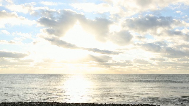 海滩视野开阔的大海和上面的云，时间流逝视频素材