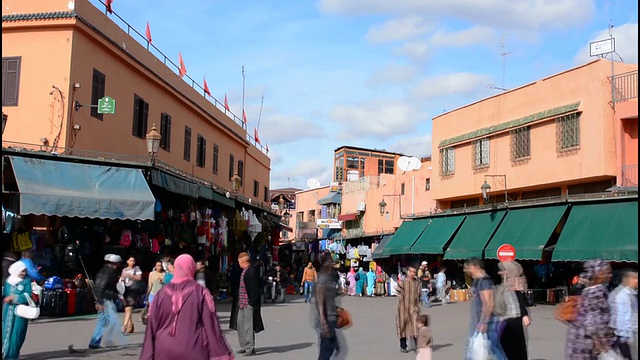 摩洛哥马拉喀什主要的麦地那Djemaa El-Fna于1070年建立，有商店和餐馆视频素材