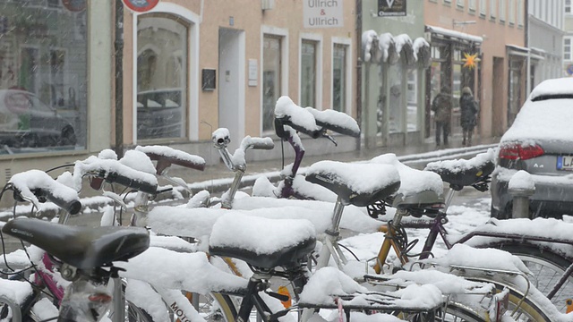 一辆出租车正开着雪地上的自行车穿过街道视频素材