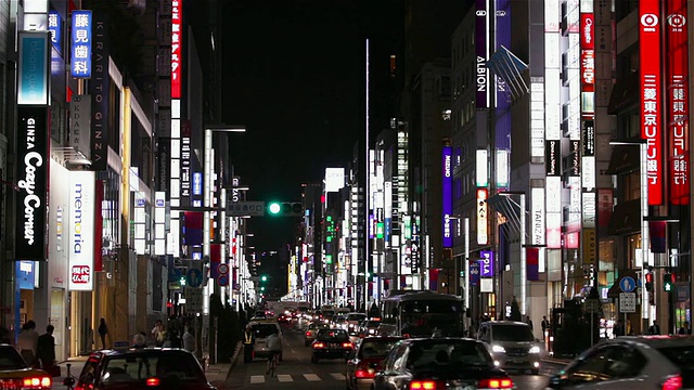 日本东京银座的夜间交通状况视频素材