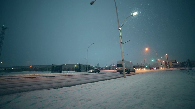 汽车在下雪的冬天经过的景象视频素材