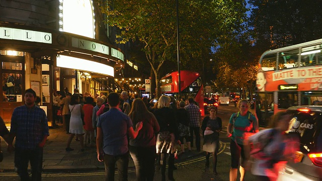 伦敦Aldwych And Novello Theatre At Night (4K/超高清到高清)视频素材