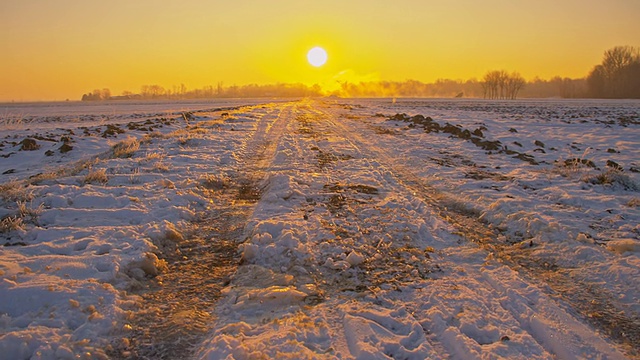 慢步莫泥路在雪视频素材