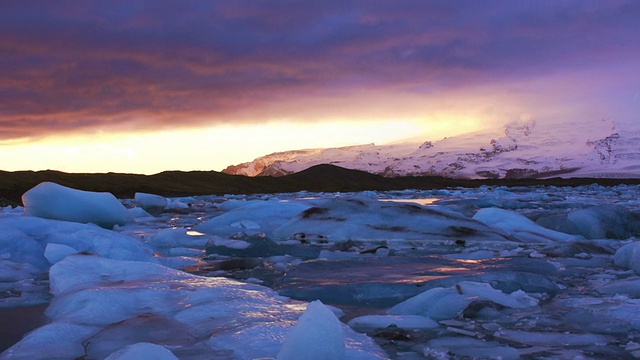 冰山在Jokulsarlon泻湖的时间推移视频素材