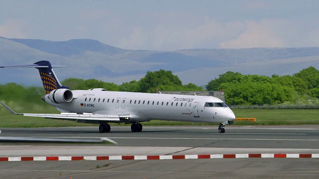 英国曼彻斯特机场，欧洲之翼Canadair Crj-900lr飞机D-ACNU视频素材