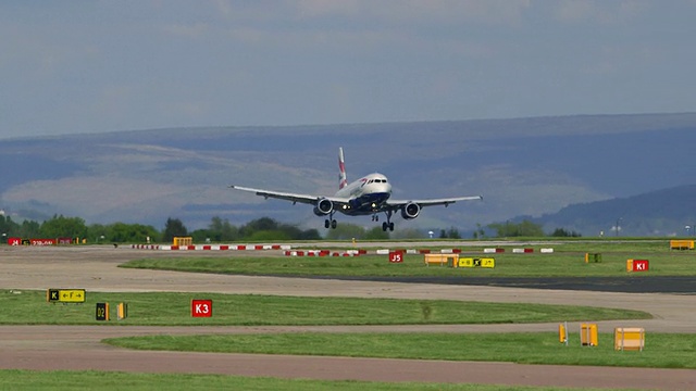 英国航空公司在曼彻斯特机场的空客A-319飞机G-EUOA视频素材