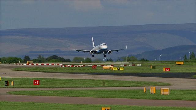 Flybe Embraer Erj-175飞机，G-FBJI，曼彻斯特机场，英国视频素材