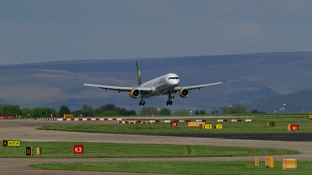 英国曼彻斯特机场，秃鹰波音757-300飞机D-ABOH视频素材