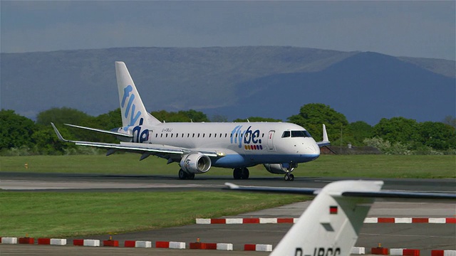 Flybee Embraer Erj-175飞机G-FBJJ，英国曼彻斯特机场视频素材