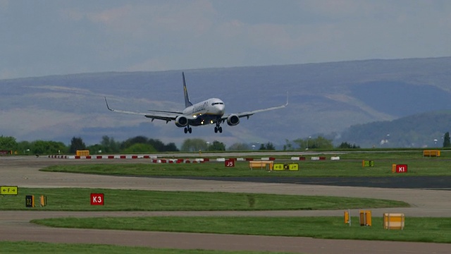 瑞安航空公司波音737-800飞机eie - efo在英国曼彻斯特机场视频素材