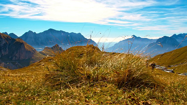 游客在山里徒步旅行视频素材