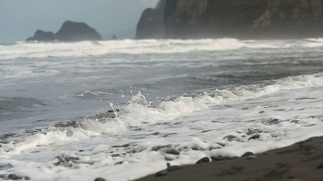 向上倾斜，沙子中的石头就像海浪一样破碎视频素材