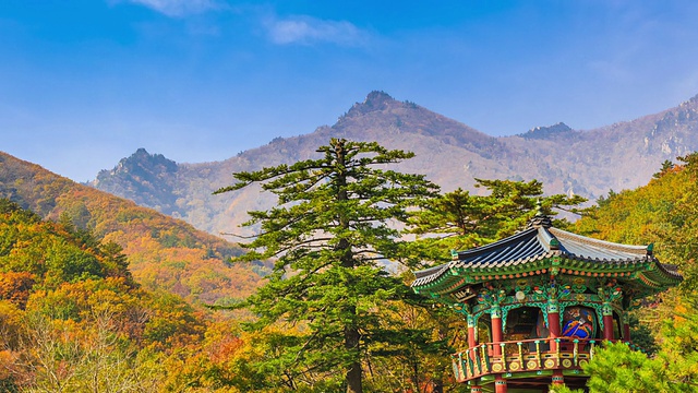 摄于锦冈山黄沙寺的凉亭和雪山山视频素材