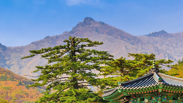 摄于锦冈山黄沙寺的凉亭和雪山山视频素材