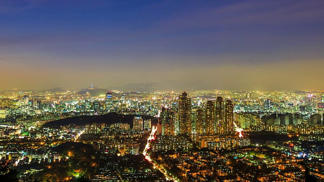 住宅区的摩天大楼和公寓夜景，车灯闪烁视频素材