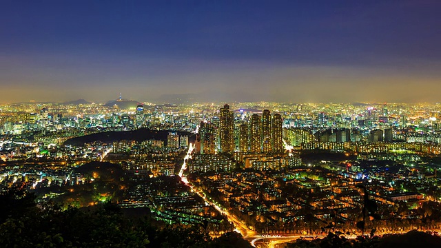 住宅区的摩天大楼和公寓夜景，车灯闪烁视频素材