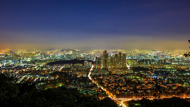 住宅区的摩天大楼和公寓夜景，车灯闪烁视频素材