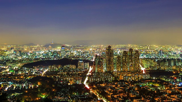 住宅区的摩天大楼和公寓夜景，车灯闪烁视频素材