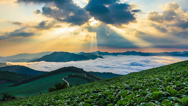 在安班德(高空冷区)和云海拍摄的阳光视频素材