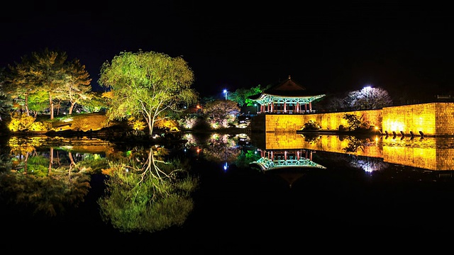 亭子夜景与阿纳普吉池水面倒影视频素材