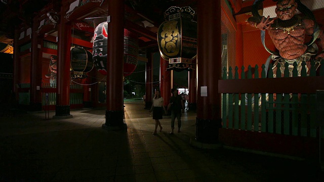 日本东京浅草神社的夜晚视频素材