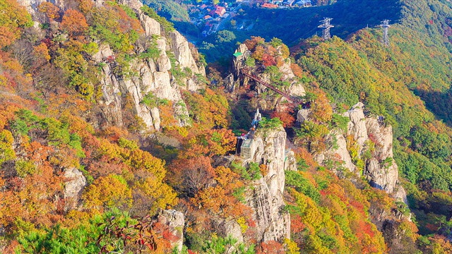 这是秋季大墩山的山顶和架空缆车视频素材