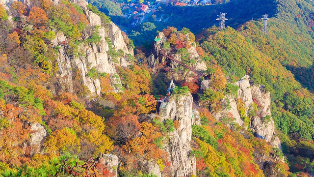 这是秋季大墩山的山顶和架空缆车视频素材