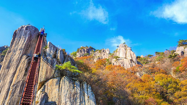 这张照片拍摄于秋高气清的大墩山，人们爬上楼梯视频素材