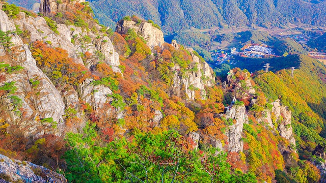 这是秋季大墩山的山顶和架空缆车视频素材