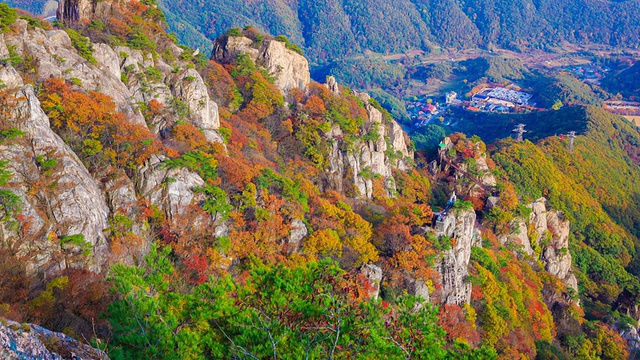 这是秋季大墩山的山顶和架空缆车视频素材