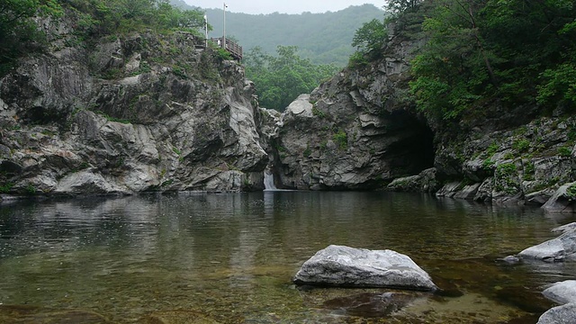 杜塔永的池塘和巨石视频素材