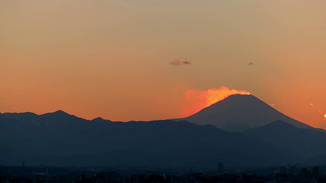 夕阳中的富士山。视频素材