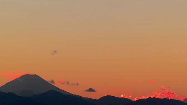 夕阳中的富士山。视频素材