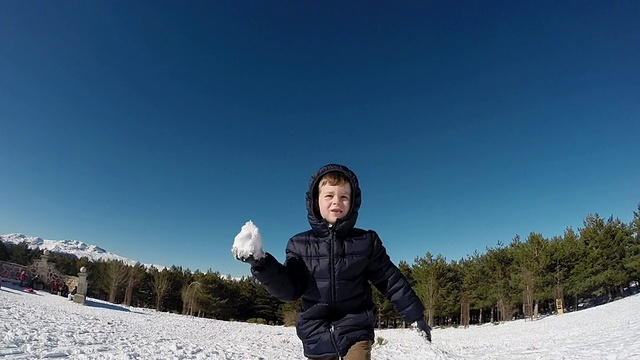 打雪仗视频素材