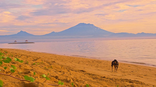 来自Sanur海滩的Gunung Batur火山的照片。视频素材