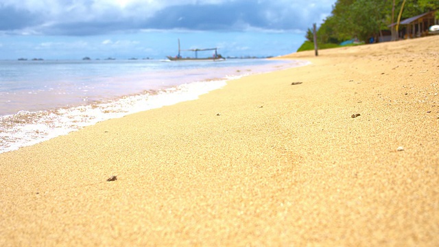 慢动作海浪溅在巴厘岛的沙滩上视频素材