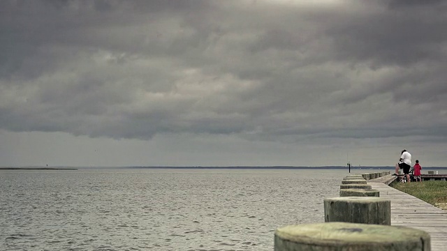 云朵在新泽西州海滩港湾的时间流逝视频素材