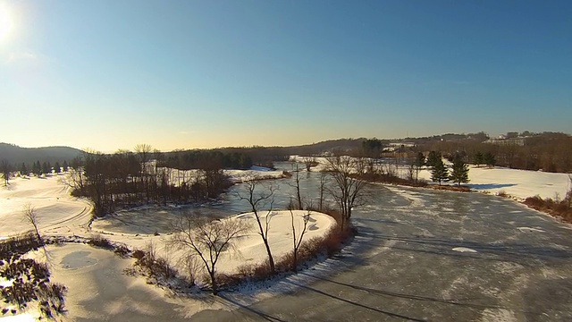 空中的哈德逊山谷的冬季景色，包括一个小湖，雪域进入太阳视频素材