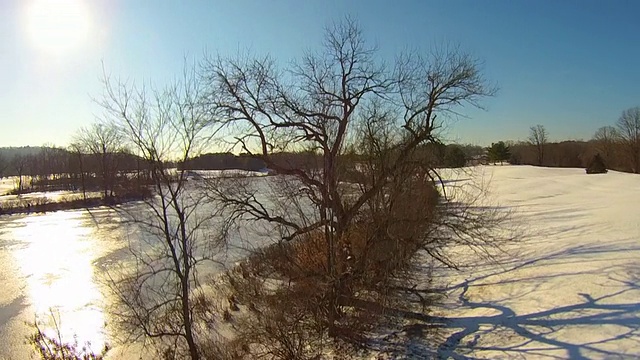 空中鸟瞰哈德逊河谷的冬季景色，包括一个小湖，雪域缓慢飞行视频素材